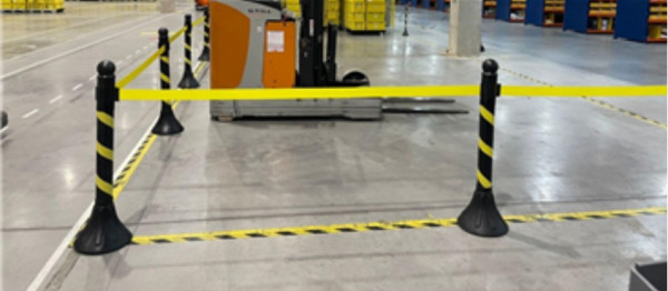 Suporte Retrátil Para Sinalização De Corredores